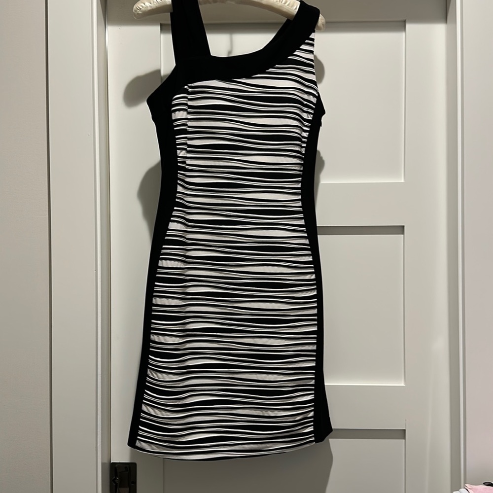 Adorable fitted dress with split straps on one side. Size SM/2P (no tag)
